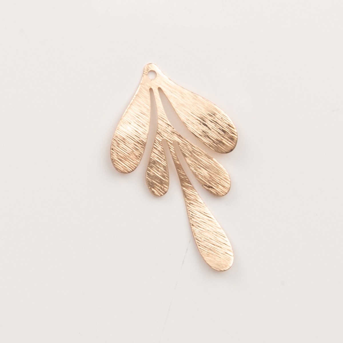 Feuillage doré brossé, vue de détail – pendentif pour créoles – To Do Bijoux