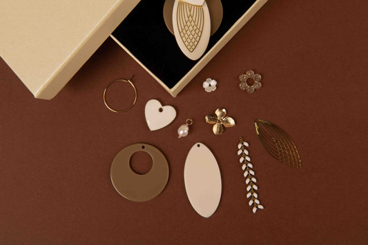 Détail du coffret créoles découverte beige et or