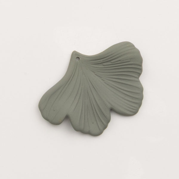 Breloque feuille de ginkgo gris sauge mat - to do bijoux
