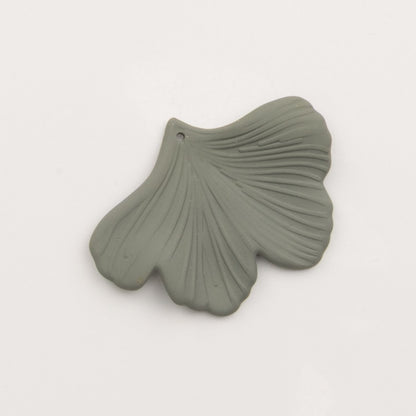 Breloque feuille de ginkgo gris sauge mat - to do bijoux