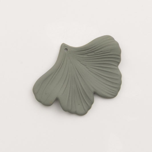 Breloque feuille de ginkgo gris sauge mat - to do bijoux