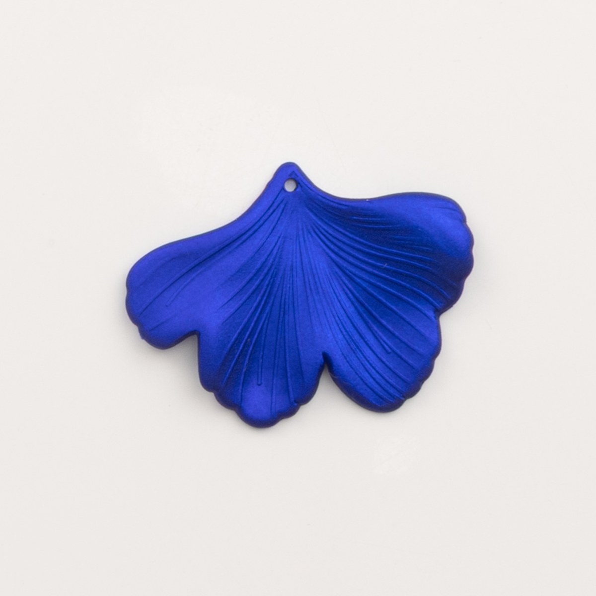 Breloque feuille de ginkgo bleu roi métallisé - to do bijoux