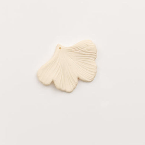 Feuille de gingko blanc cassé-pendentif à créole (MP5)