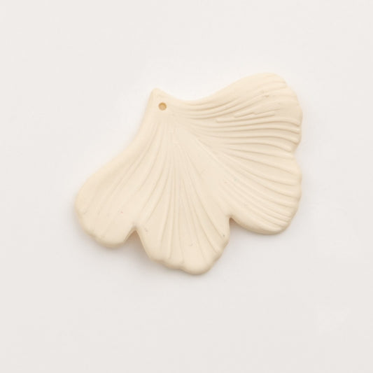 Pendentif feuille de ginkgo blanc cassé pour créoles – To Do Bijoux