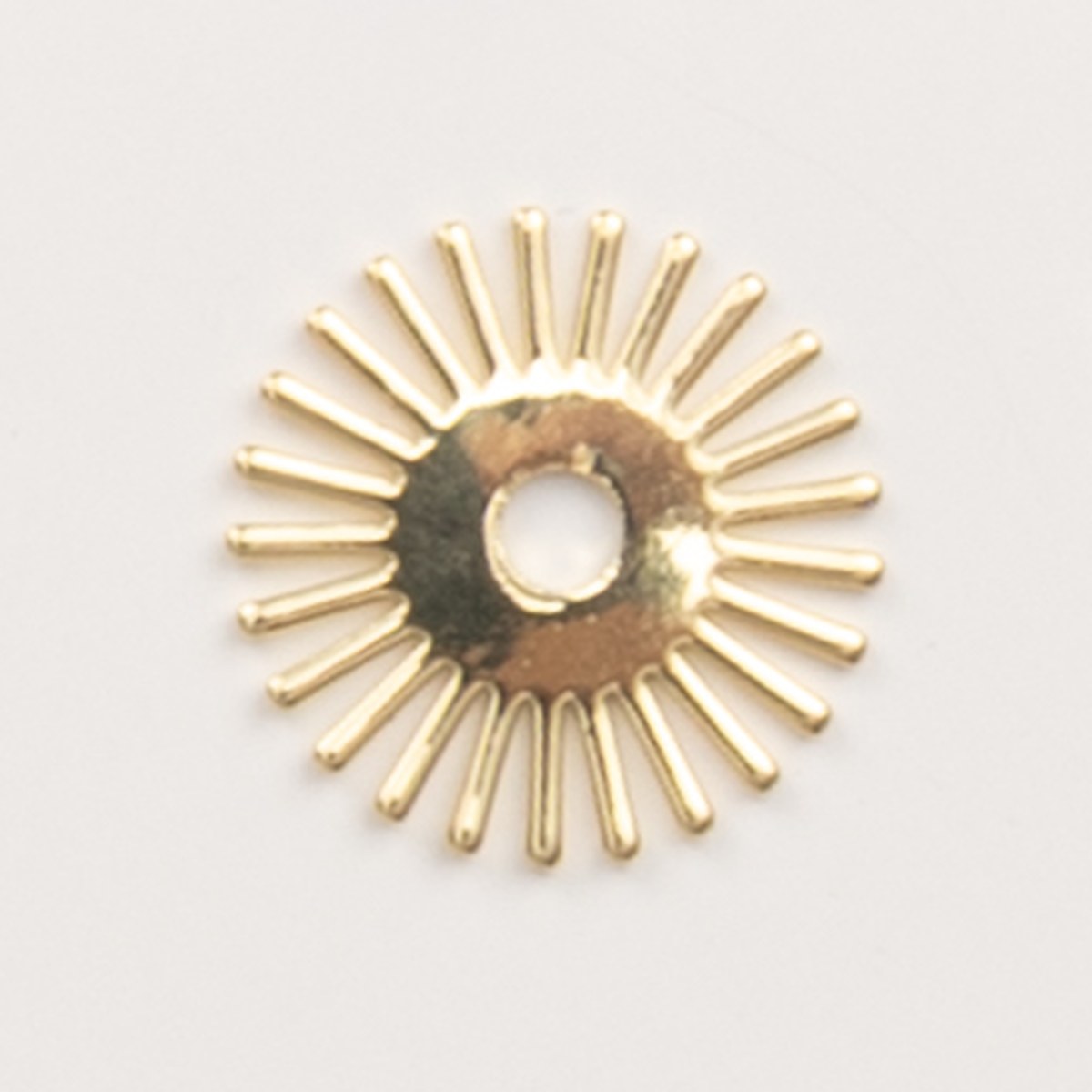 Petit soleil doré – pendentif pour créoles – To Do Bijoux