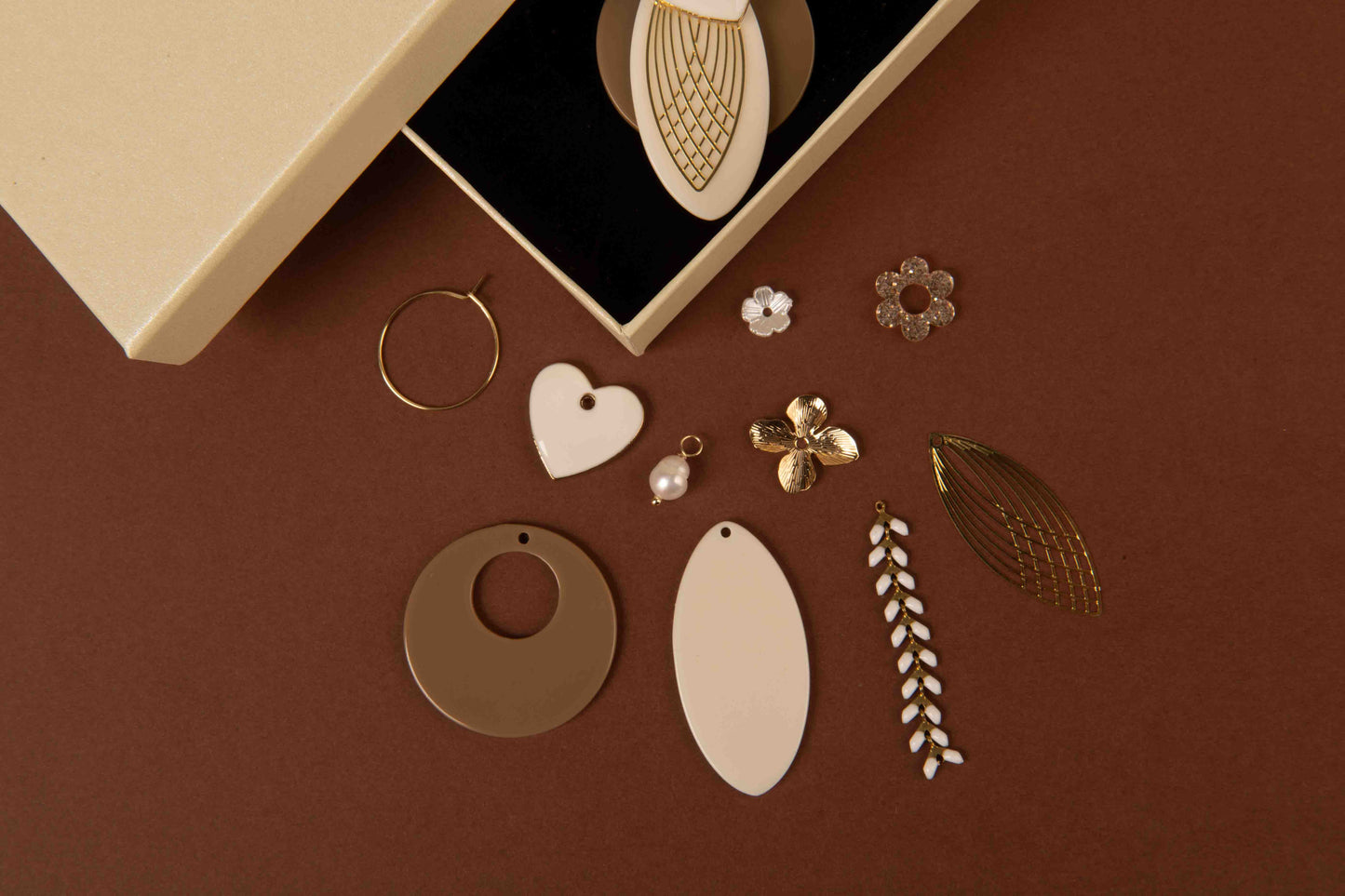 Détail du coffret créoles découverte beige et or