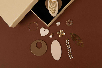 Détail du coffret créoles découverte beige et or