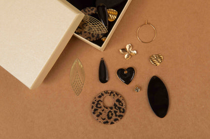 Détail des pièces du coffret créoles découverte noir et or