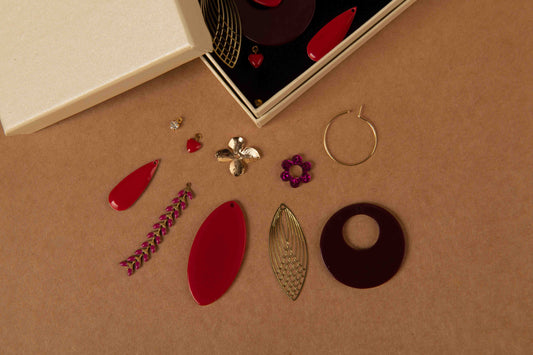 Détail du coffret créoles découverte rouge et bordeaux 